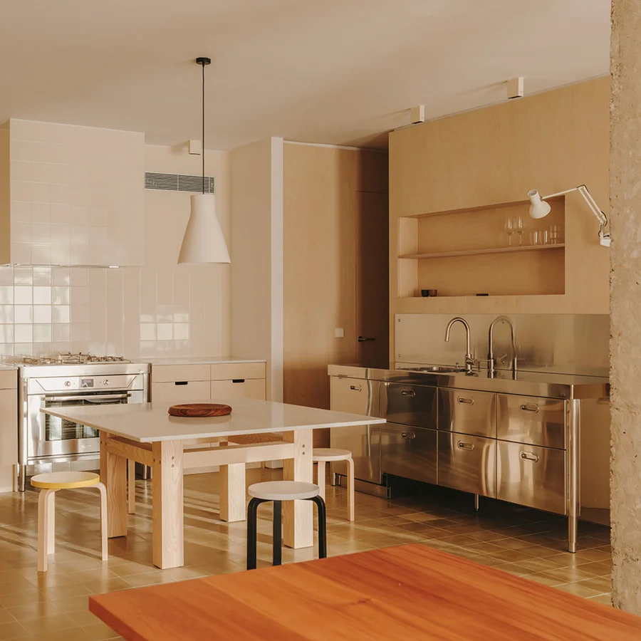 Un apartament din Barcelona îmbină planul deschis cu note retro