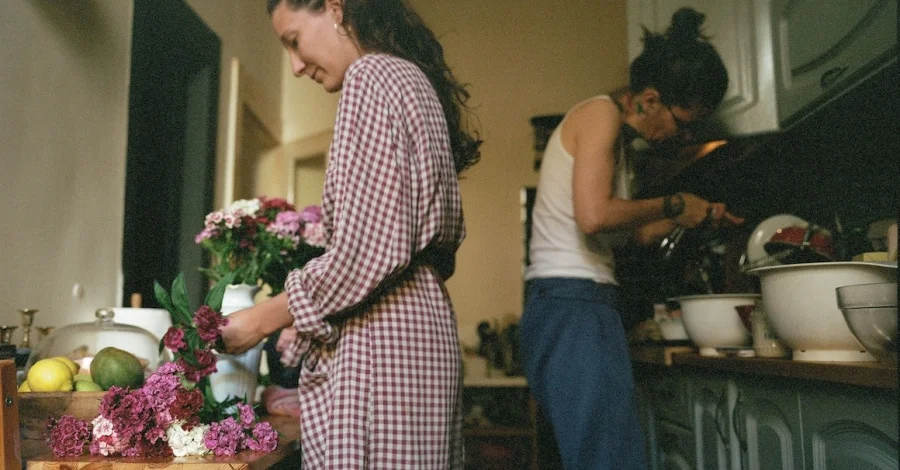 „Good News": un cuplu de artiste explorează intimitatea queer în fotografie