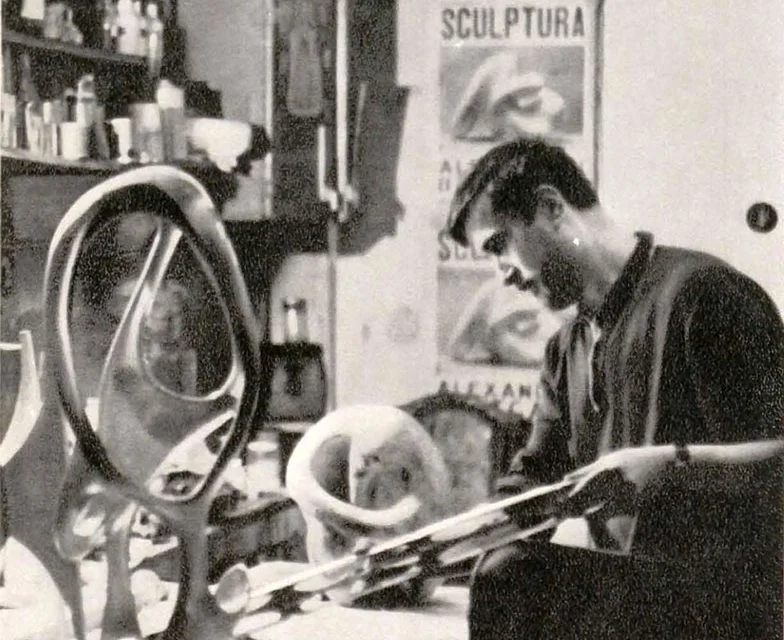 Alexandru Breţcanu, surprins în atelier în 1973, într-o fotografie de arhivă