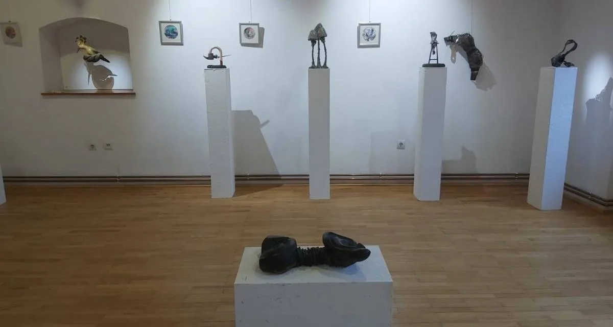 Alin Rihor expune sculpturi „Obiecte încorsetate" la Casa cu Lei din Bistrița