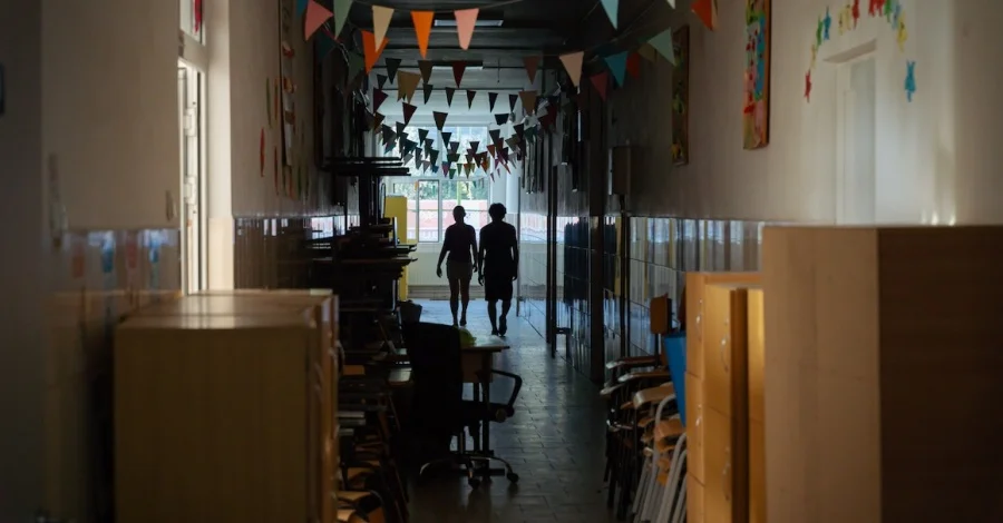 Două filme despre copii abandonați de adulți, în cinematografe