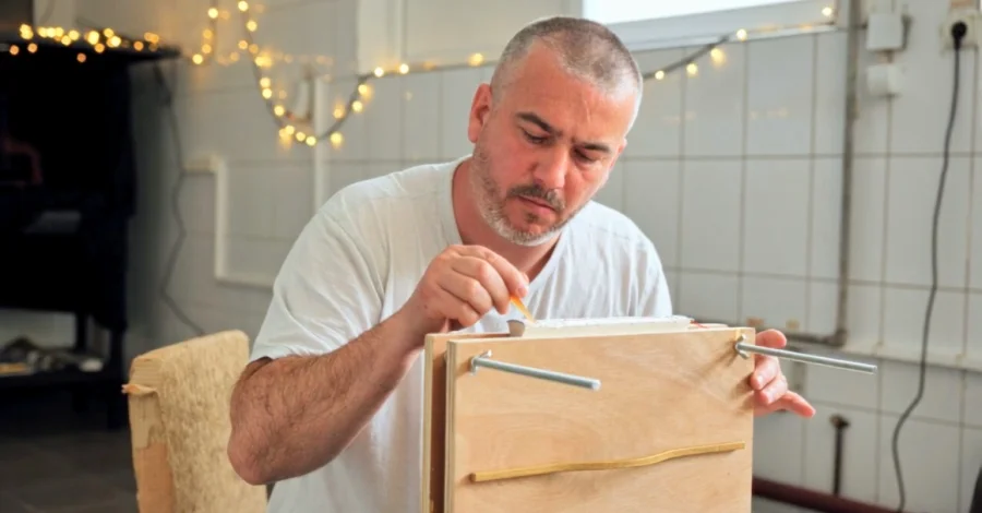 Un electronist din Cluj leagă cărți de mână de aproape șase ani