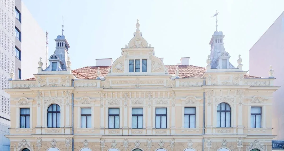 „Artverbe": proverbe românești reinterpretate pe fațada Muzeului de Artă Brașov
