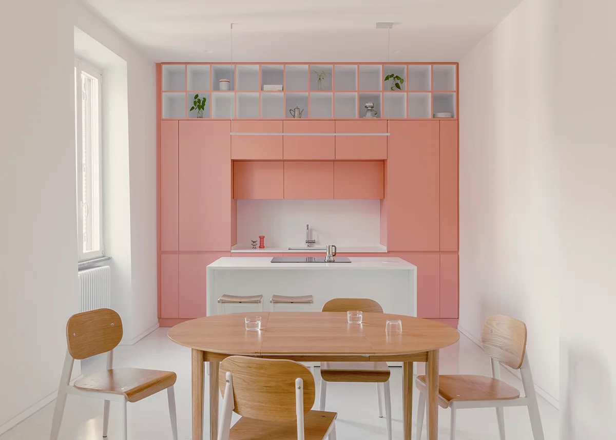Un apartament roman reinventat prin cromatică Pop art și geometrii jucăușe