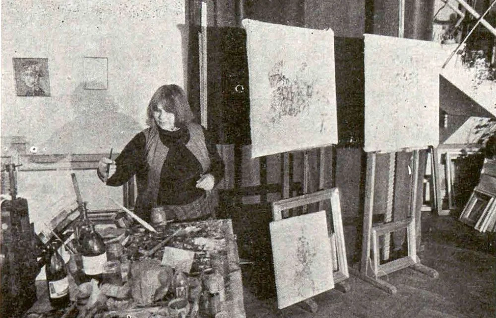 Georgeta Năpăruș în atelier, surprinsă în 1986 într-o fotografie de arhivă