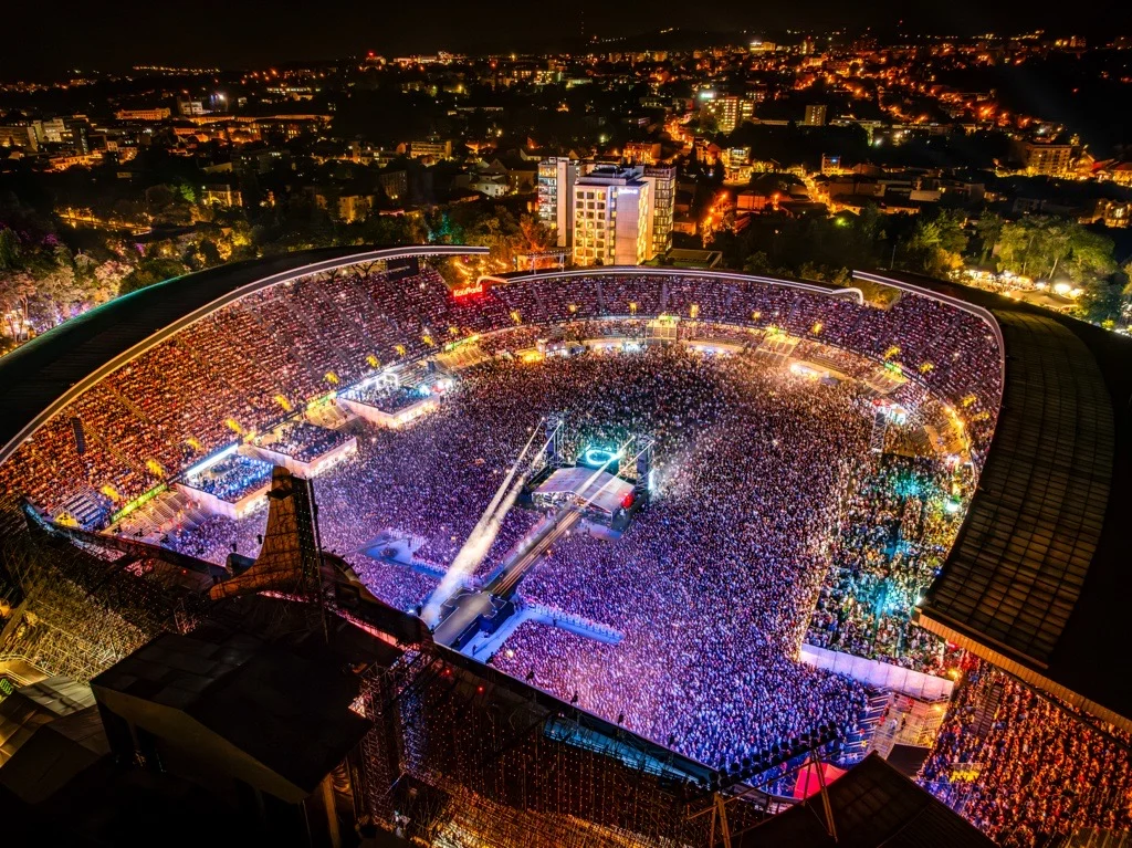 IQOS, prezent la UNTOLD 2026 cu instalații și colaborări creative