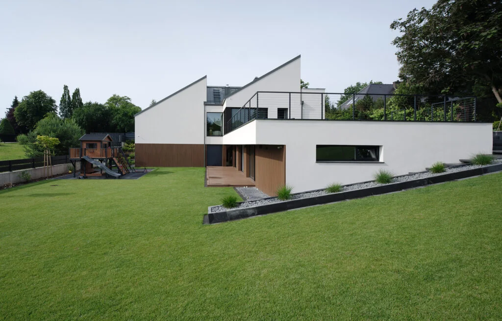 Hillside House: o locuință din Polonia modelată de teren și orientare