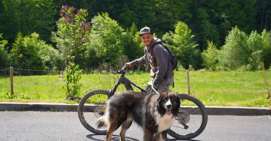 Carol din Azuga: de la viața de stradă la școala de mountain bike