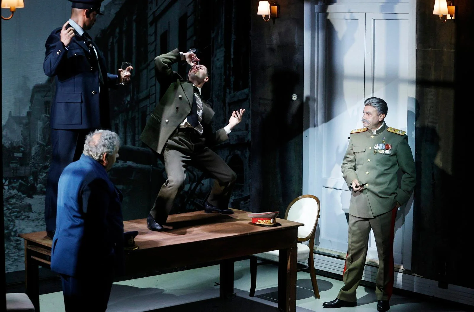 „Bolnavii" de Antonio Álamo, la Reuniunea Teatrelor Naționale Românești de la Chișinău