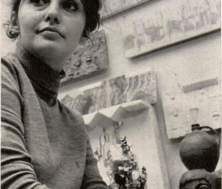 Valentina Boștină surprinsă în atelier, într-o fotografie din 1969