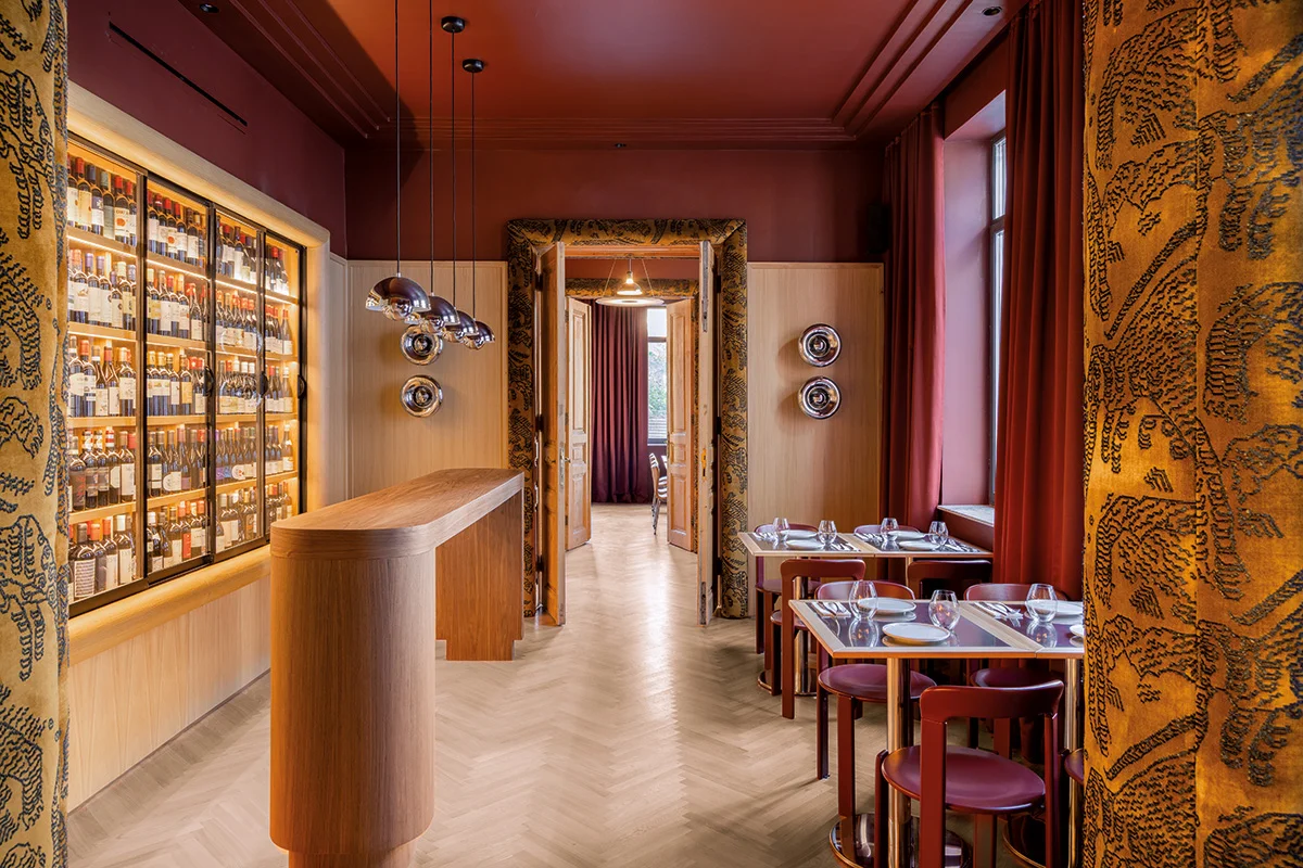 Restaurantul Tabra din București, o amenajare între art deco și mid-century