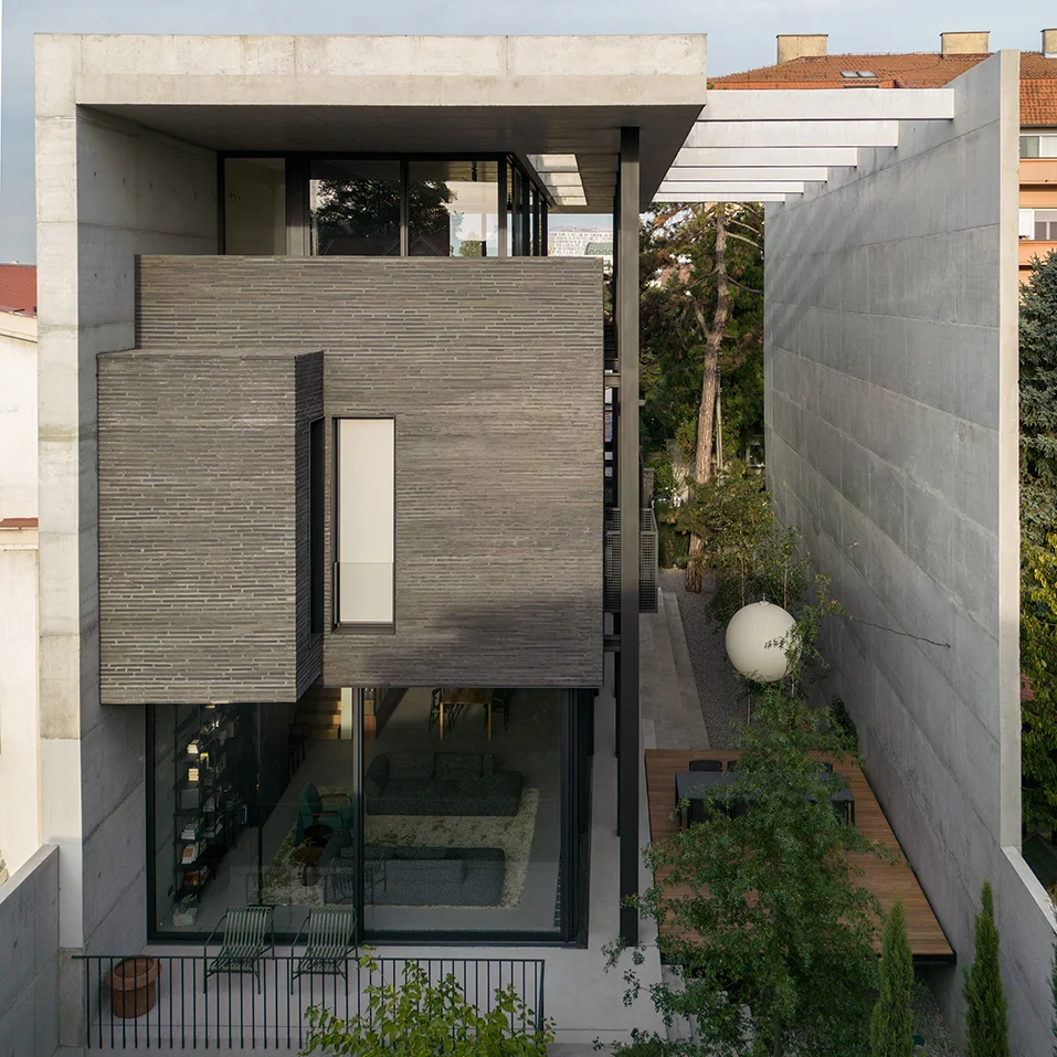 Casă în Senjak, Belgrad: un volum minimalist într-un cartier eterogen