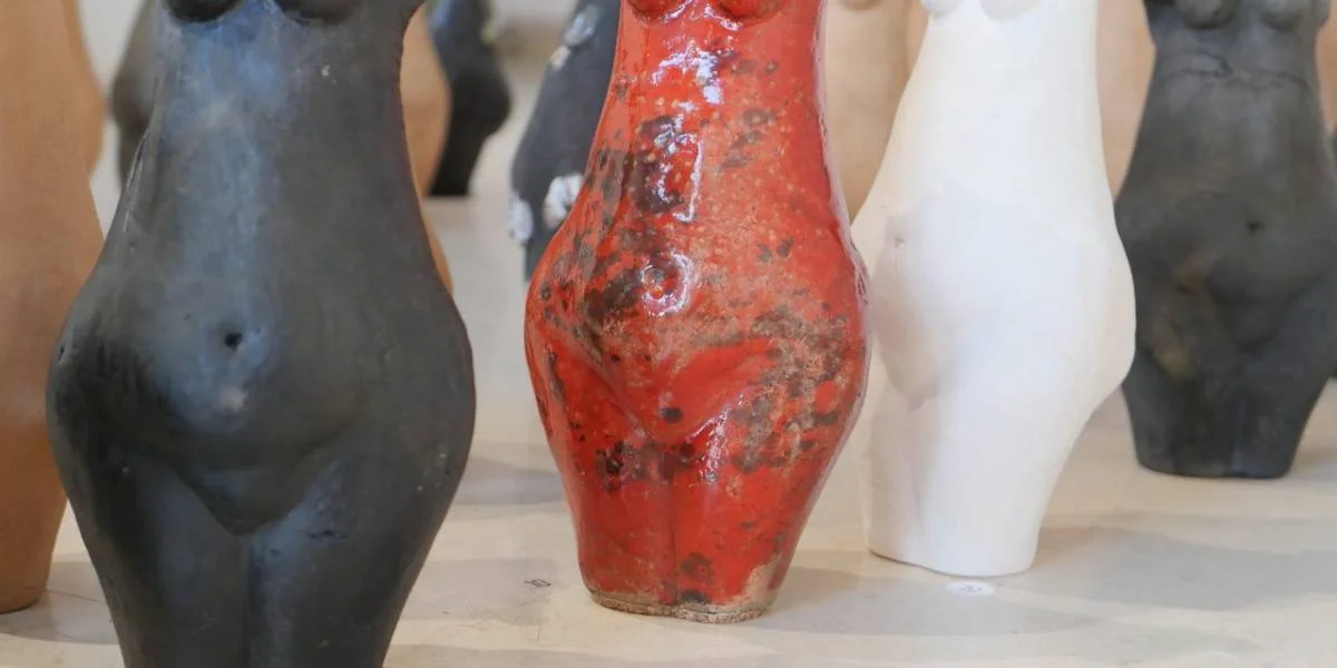 Ciprian Ariciu expune zeițe ceramice la București, până pe 15 octombrie
