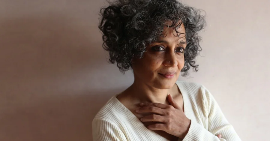 Arundhati Roy, în dialog despre literatură, activism și memoria mamei